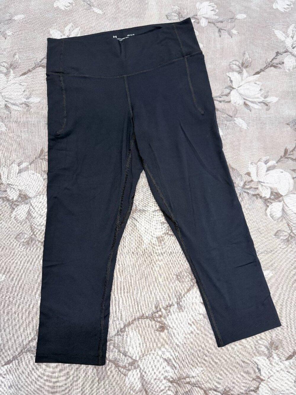 Under Armour Black Crop Leggings LG Fitted Athletic Yoga Gym Pockets